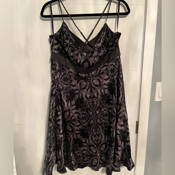 Satin dress - Picture 2 of 3